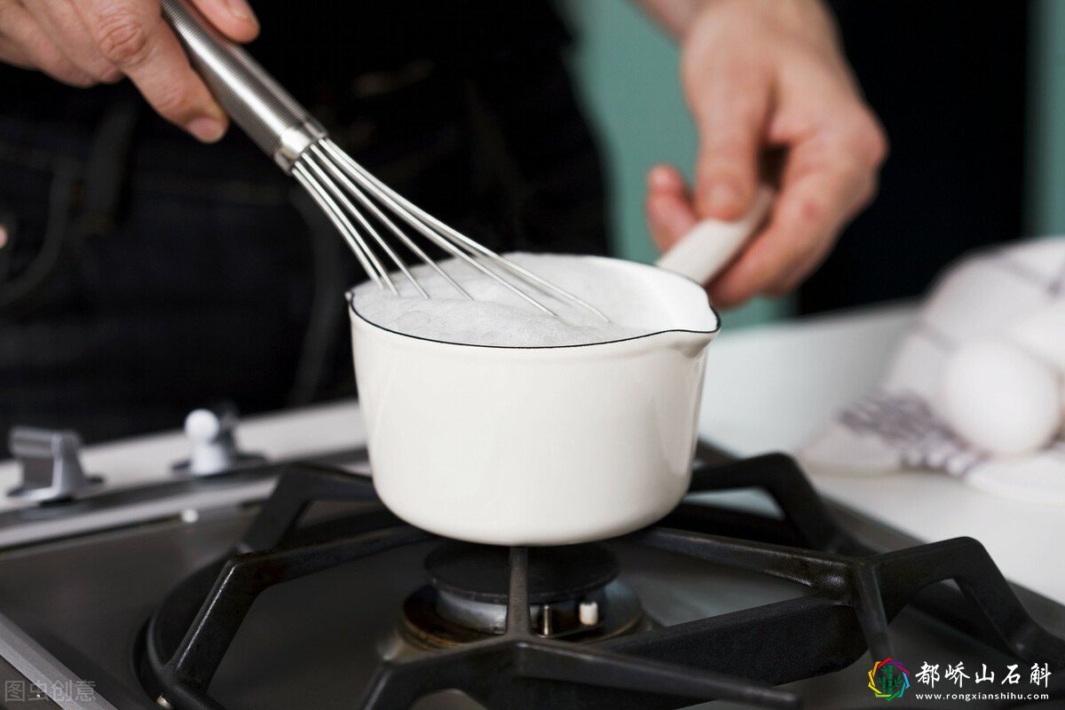 纯牛奶加热的正确方法是?盒装和袋装有啥区别?今天一次讲清楚