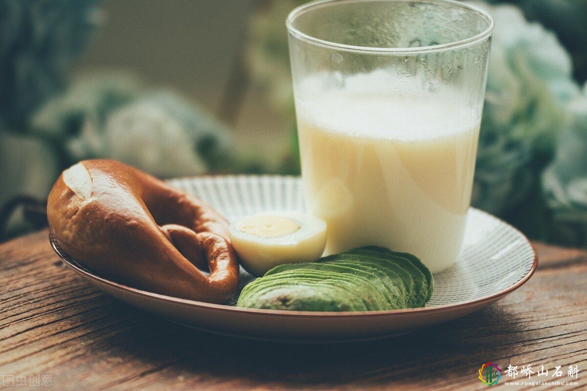 纯牛奶加热的正确方法是?盒装和袋装有啥区别?今天一次讲清楚