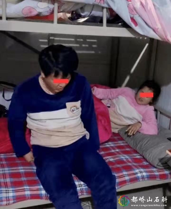 妻子到丈夫工地打工 ,住到宿舍很尴尬 :两对夫妻住在一间屋子