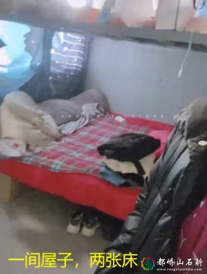 妻子到丈夫工地打工 ,住到宿舍很尴尬 :两对夫妻住在一间屋子