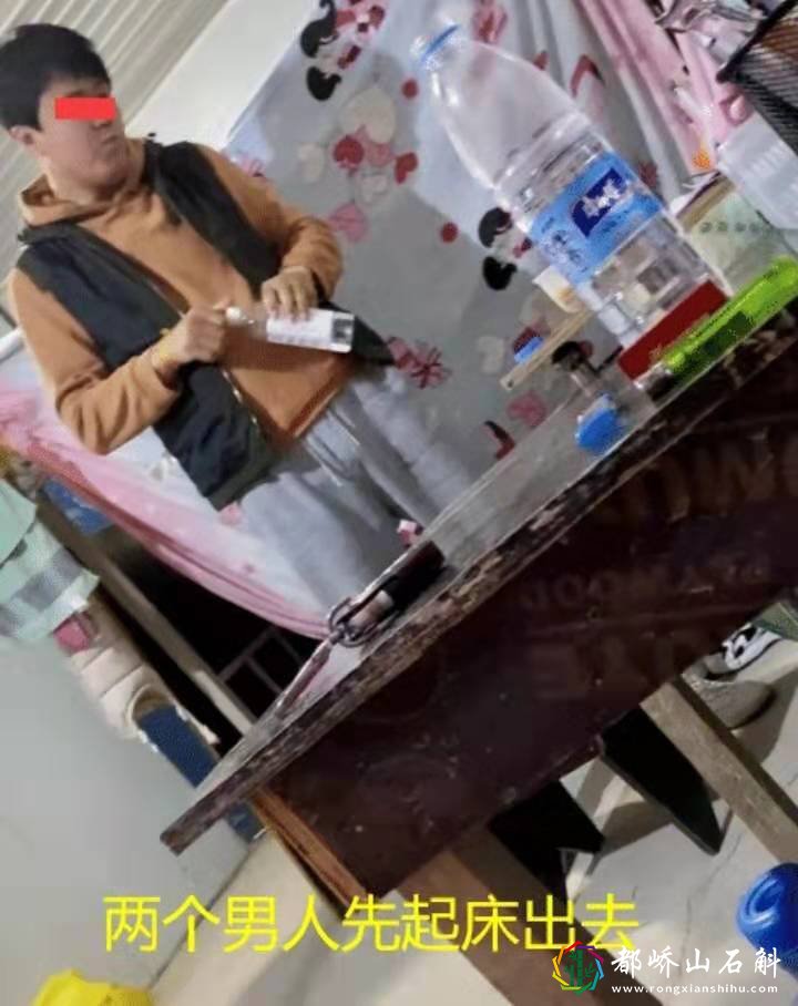 妻子到丈夫工地打工 ,住到宿舍很尴尬 :两对夫妻住在一间屋子
