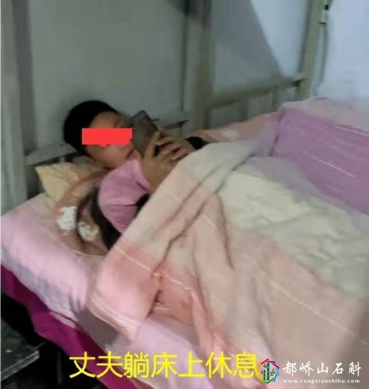 妻子到丈夫工地打工 ,住到宿舍很尴尬 :两对夫妻住在一间屋子