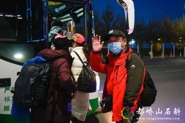 滞留额济纳11天后,带着煮好的鸡蛋,旅客们登上了开往郑州的火车