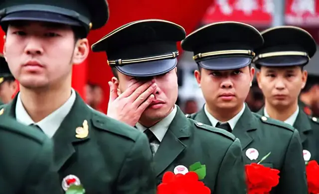 服役期满12年的士官，退役后可以拿到多少补贴？