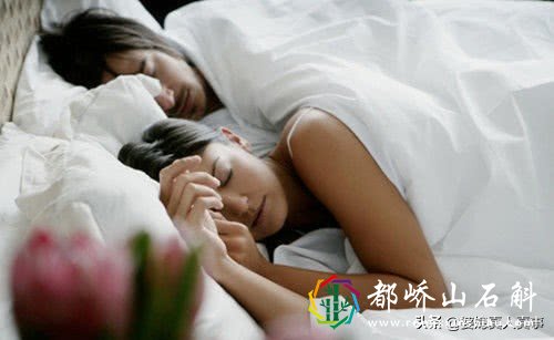 老公当兵回来不再碰我,半夜他老跑厕所洗澡,偷跟去看,我崩溃了
