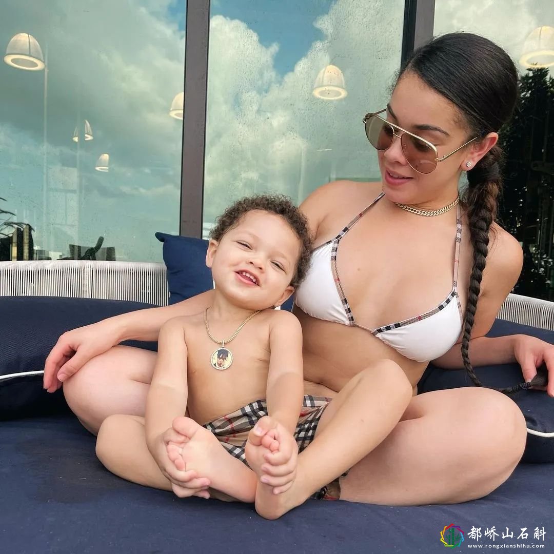 XXXTentacion儿子长相如复制！老爸肖像挂在胸前惹鼻酸