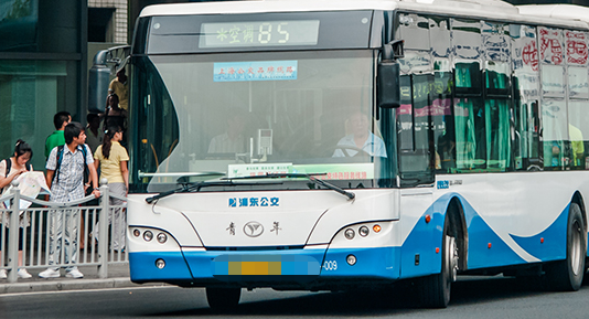 公交车违规下客乘客被过往小车撞飞(公交车违规下客乘客被过往小车撞飞)