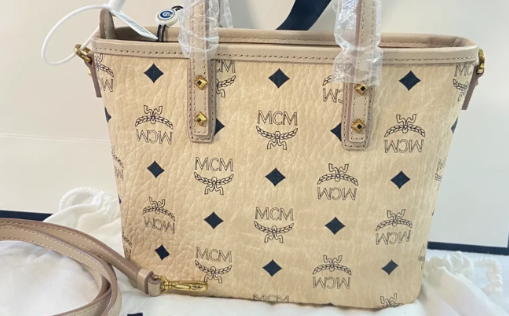 高仿mcm白色菜篮子容易染色吗 _mcm菜篮子黑色的标是什么颜色