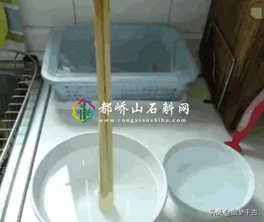 三根筷子放在碗里为什么会站