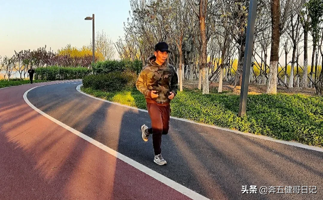 早晨只喝了白开水跑步可以吗