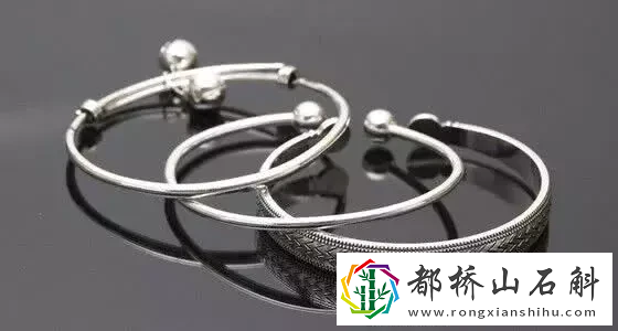 银镯子怎么清洗变亮泽【银手镯用什么清洗最亮】
