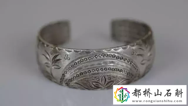 银镯子怎么清洗变亮泽【银手镯用什么清洗最亮】