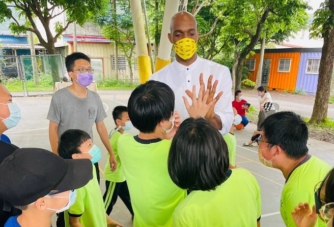 戴维斯跟内城国中小学生进行篮球互动。
