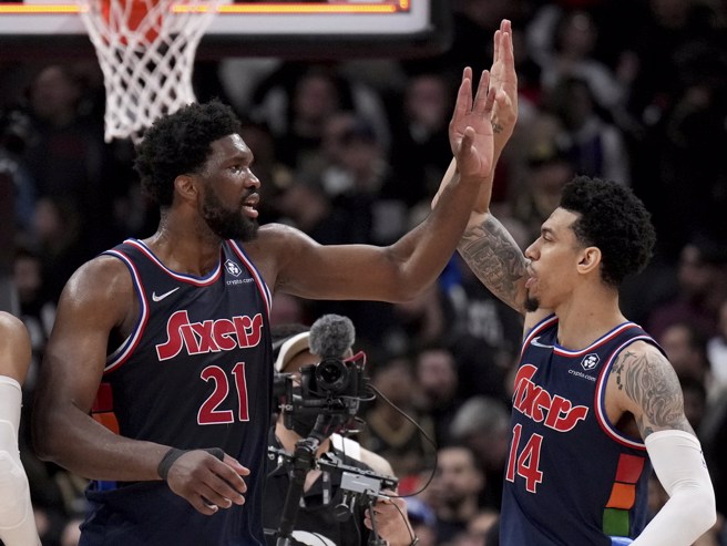 恩比德不满裁判的哨音尺度而出言反讽，遭到NBA联盟开罚1.5万美元。