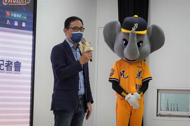 睽违14年中华职棒后重返台东举办例行赛，回馈4000张门券给台东县民。中信兄弟领队刘志威。（蔡旻妤摄）