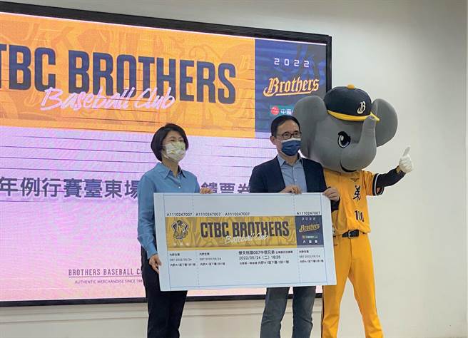 睽违14年中华职棒重返台东举办例行赛，并回馈4000张门票给台东县民。中华职棒秘书长杨清珑。（蔡旻妤摄）