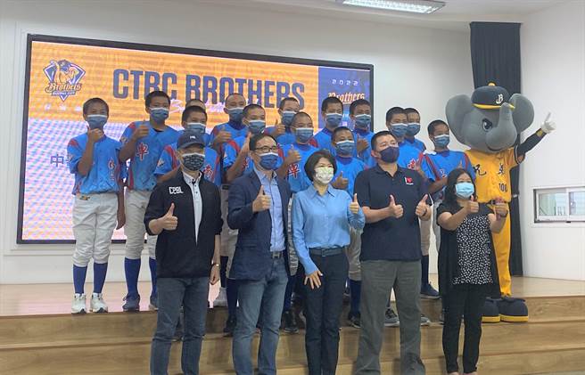 睽违14年中华职棒重返台东举办例行赛，回馈4000张门券给台东县民。（蔡旻妤摄）