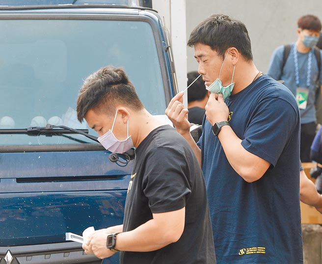 龙象大战紧急延赛，中信兄弟全队快筛，图为投手廖乙忠（右）露出不适表情。（陈怡诚摄）