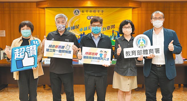 教育部体育署副署长洪志昌（中）说明协助购买新冠肺炎快筛试剂。（陈筱琳摄）