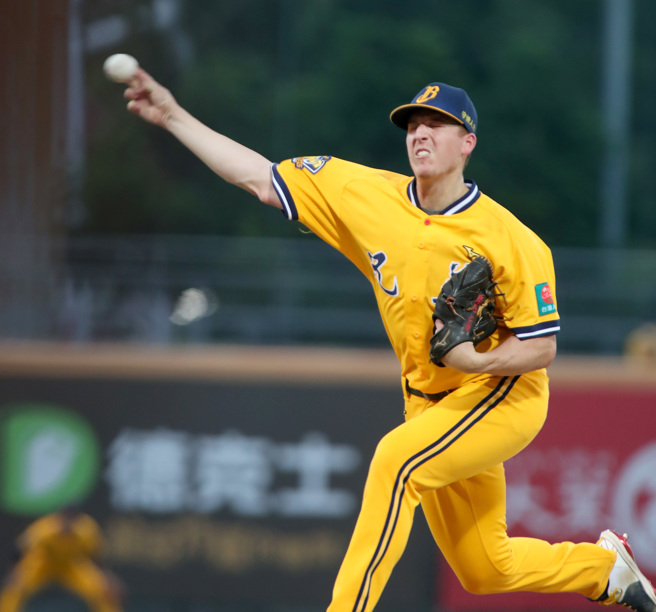 中信兄弟泰迪先发3.1局狂失7分。（郑任南摄）