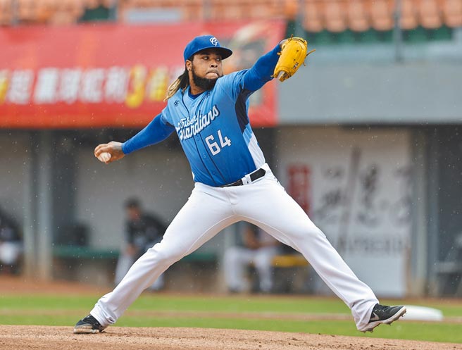 富邦悍将威迪兹先发7局失2分（1责失）拿下本季首胜。（富邦悍将提供）