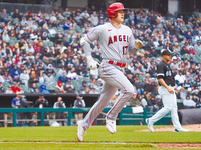 大谷翔平昨在7局跑垒时露出痛苦表情。（路透）