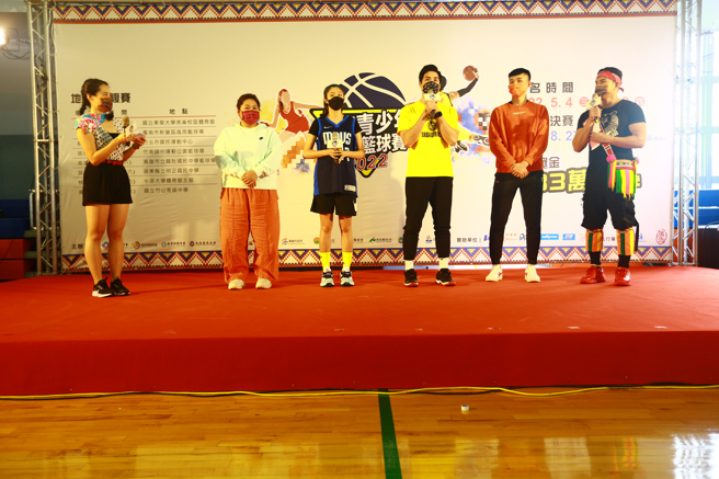 原客青少年三对三篮球赛宣传大使蔡嘉茵（左二）、高倩怡（左三）、林力仁（右三）、卢峻翔（右二）。（原客青少年三对三篮球赛提供）