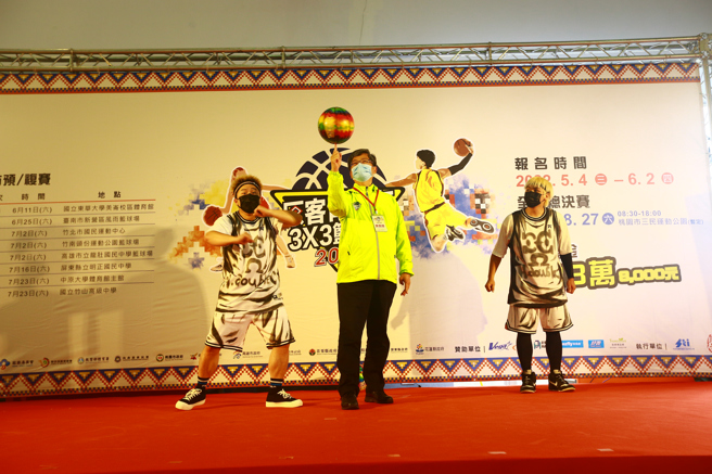 客委会主委杨长镇及花式篮球表演好手。（原客青少年三对三篮球赛提供）