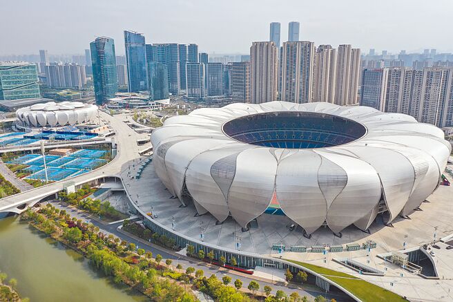 2022杭州亚运原定9月10至25日举行，但因疫情严峻，被迫延至明年再举办。图为杭州奥体中心体育场。（新华社）