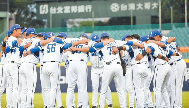 富邦悍将开季前14场比赛2胜12败，成为史上第1支在前14战吞下12败的球队，悍将球员6日赛前围圈圈为彼此加油打气。（张铠乙摄）