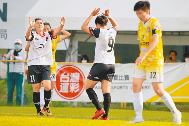 林凯玲（左）与谭汶琳（右二）先后攻破桃园战神大门，帮助花莲以4比0拿下开季3连胜。（中华足协提供）