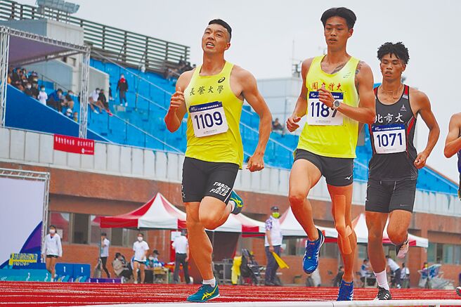 长荣大学王晨佑（左）昨在全大运田径公开男生组十项全能以7655分摘金。（全大运提供）