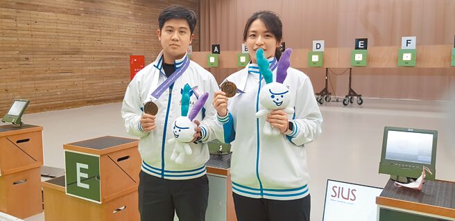 吕绍全（左）和队友宋谕婷（右）于2022全大运射击公开组10公尺空气步枪混双完成3连霸。（陈筱琳摄）