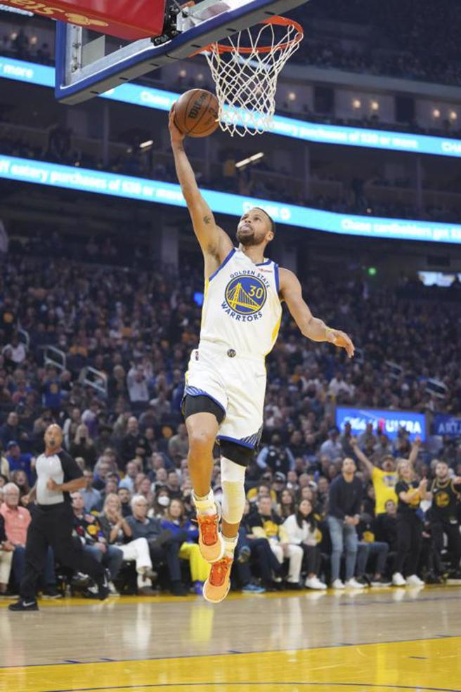 勇士在柯瑞的带领下单季营收超过7亿美元，成为NBA最近十年经营最成功的球队。
