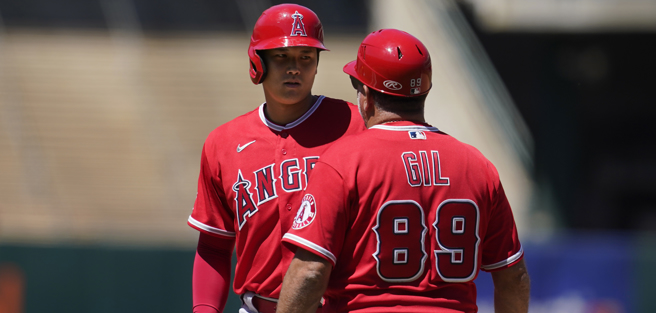 大谷翔平与队友互动密切