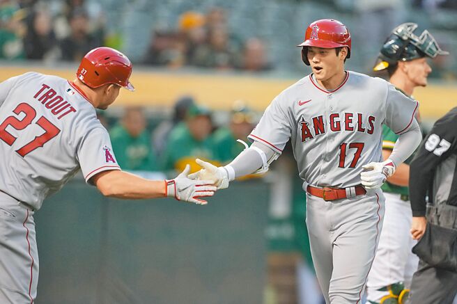 大谷翔平昨在5局敲出两分全垒打后回到本垒跟队友击掌。（路透）