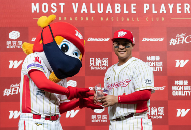 击出胜利打点的吉力吉捞．巩冠获选单场MVP。（味全龙提供）