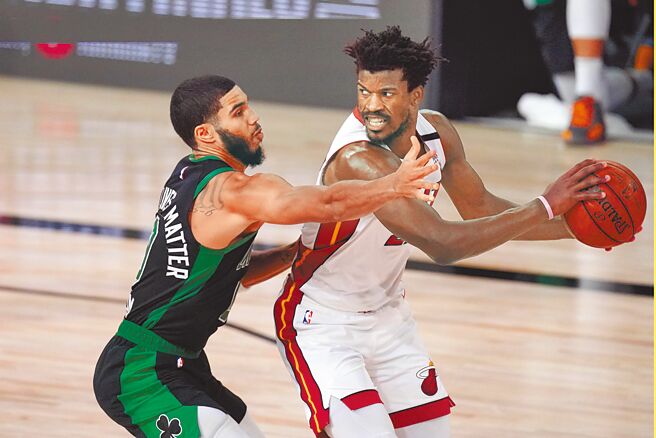 NBA东区决赛开打，塞尔提克中锋塔图（左）与热火前锋吉米巴特勒的对决将是胜负关键。（美联社）