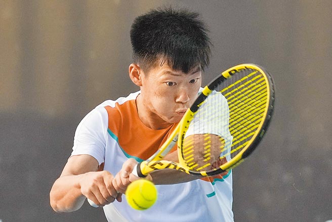 台湾男网好手曾俊欣法网男单会外赛逐梦，再一胜就能进入会内赛。（美联社资料照片）