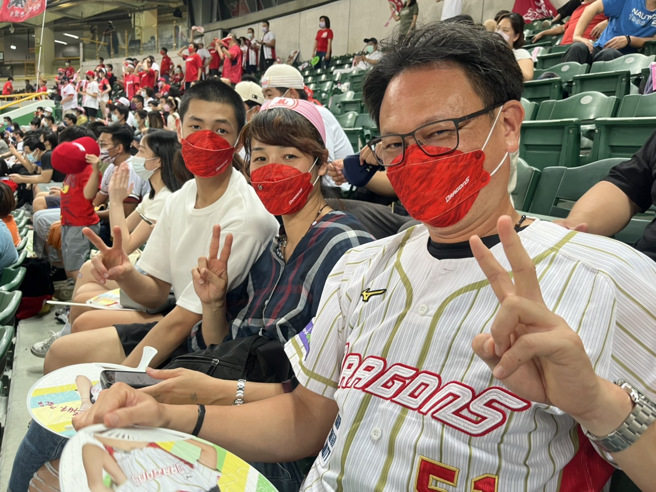 目前正在台北城市科技大学任教的曹竣崵（右）及傅姿伶（中），带着小儿子曹祐宁来看曹祐齐一军初登板。（曹竣崵提供）