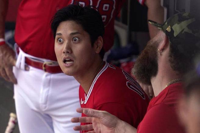 天使队大谷翔平在休息区与队友开玩笑。（美联社）