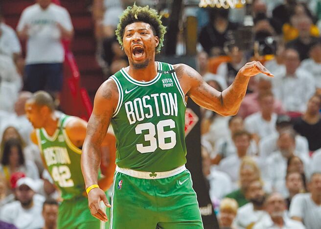 史马特不但摘下年度最佳防守球员奖殊荣，昨日NBA又公布他获选年度最佳拚搏奖，同时也写下该奖项设立以来2度得奖纪录。（美联社）
