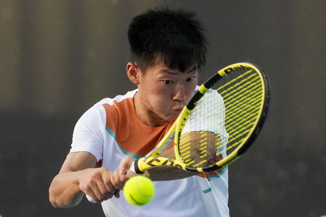 曾俊欣在2022法网男单会内赛首轮拚到大腿抽筋。（资料照／美联社）