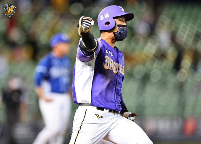 中信兄弟林书逸敲出生涯首支再见安打。（中信兄弟提供）