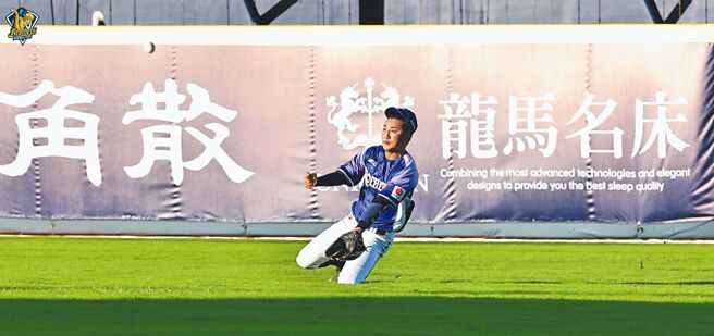 中信兄弟林书逸美技接杀富邦悍将陈真击出的飞球。（中信兄弟提供）