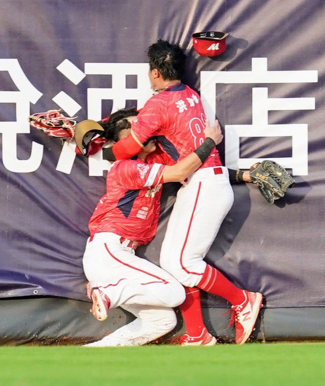 味全龙洪玮汉（右）、郭天信守备时相撞。（味全龙提供）