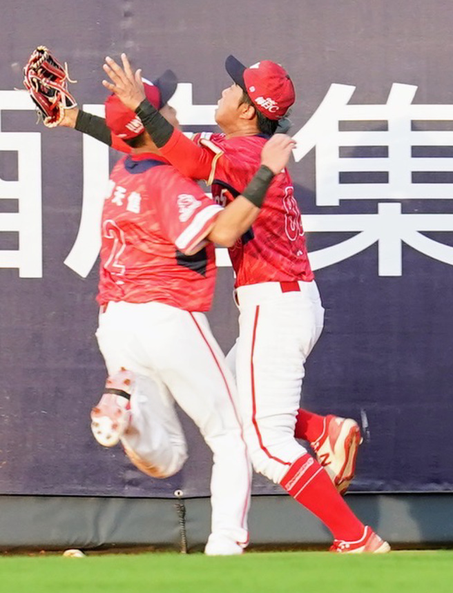 味全龙洪玮汉（右）、郭天信守备时撞在一起。（味全龙提供）