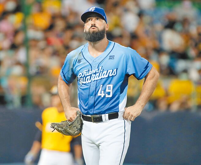 富邦悍将先发投手范米特主投6局失1分后退场时，右胸有异物沾黏，遭到主审质疑，但在经过解释后，未有进一步的处罚。（郑任南摄）