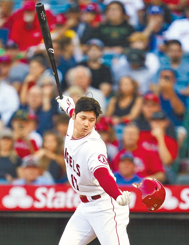 大谷翔平首局挥棒太用力，连头盔都掉了。（美联社）