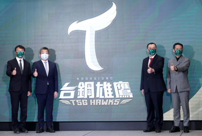 中职8日举行台钢雄鹰加盟记者会。（郑任南摄）